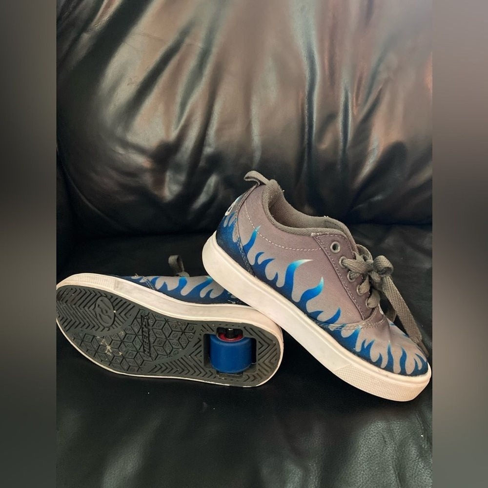 Heelys Skate Shoes Kids Sz 1 Grey Blue Flame HE101000 Roller‎ Sneakers